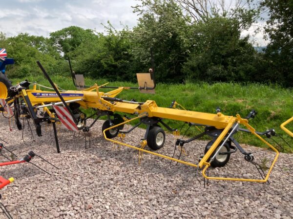 NEW HOLLAND PROTED 760 TEDDER