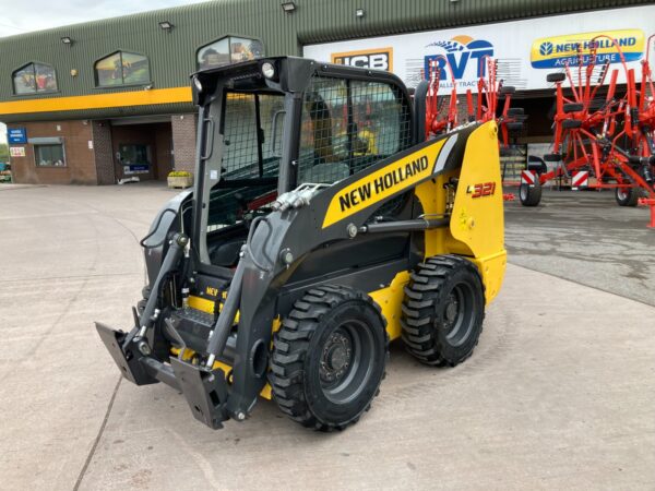 NEW HOLLAND L321 SKIDSTEER