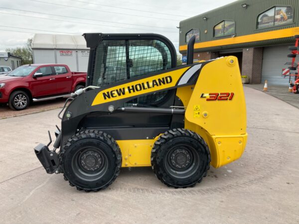 NEW HOLLAND L321 SKIDSTEER - Image 2