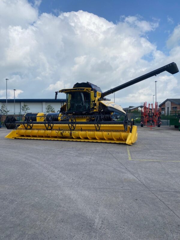 New Holland CX7.90 & 25ft Varifeed Header (Ex Demo) - Image 2