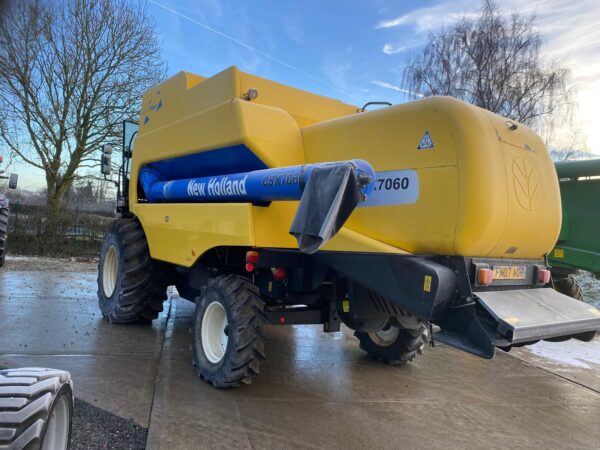 NEW HOLLAND CSX 7060 COMBINE HARVESTER - Image 3