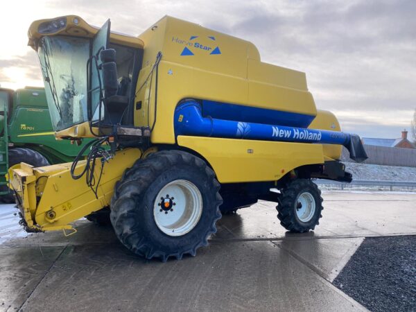 NEW HOLLAND CSX 7060 COMBINE HARVESTER