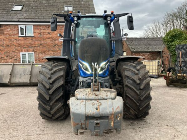 *Due in* Valtra Q305 - Image 2