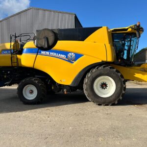 New Holland CX8.70 with 25ft Varifeed